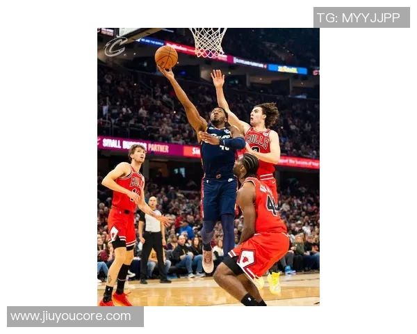 米切尔上半场表现惊艳11投8中轻松拿下18分4篮板2助攻助力球队奋勇争先 米切尔上半场表现惊艳11投8中轻松拿下18分4篮板2助攻助力球队奋勇争先